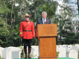 哈珀致詞時表揚殉職加軍英勇行為.
