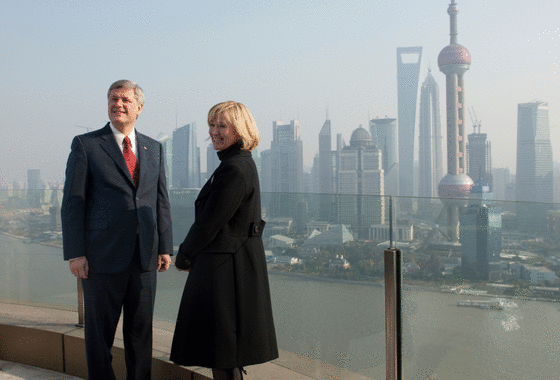哈珀參觀2010世博加拿大館，俯瞰上海浦東景色（總理辦公室提供）