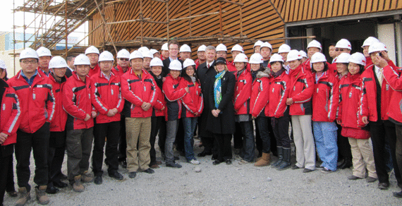 總理哈珀到上海世博館視察加拿大館興建進度，與工作人員合照留念