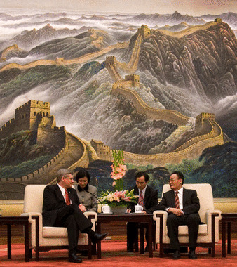 總理哈珀跟中國人大委員長吳邦國在北京人民大會堂會面。（政府圖片）