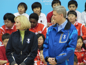 參觀故宮後,哈珀伉儷換上冬奧運動服飾與400名加拿大國際學生見面.