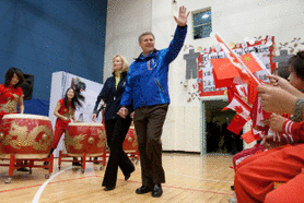 哈珀參觀北京加拿大國際學校向學生揮手(總理辦公室提供)