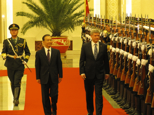 總理哈珀與中國總理溫家寶在人民大會堂檢閱儀仗隊