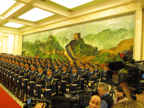中國儀仗隊向到訪的總理哈珀致敬