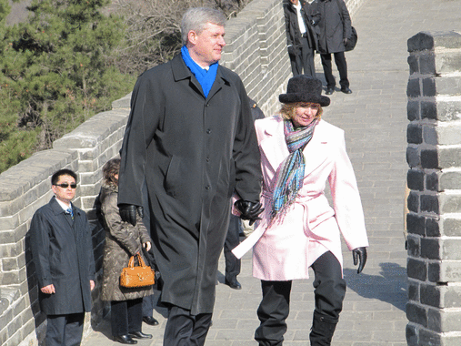 總理哈珀首日訪華行程先到長城做好漢,並拖着妻子登上長城做大丈夫.
