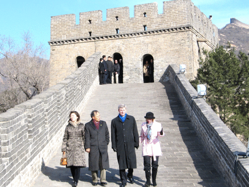 首次到訪中國的總理哈珀,今早與妻子(右)登上長城八逹嶺段做好漢.(李潔芝北京攝)