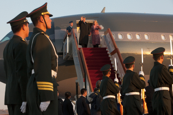 總理哈珀展開06年上任以來首次訪華,乘搭專機抵逹北京,正與夫人步出機艙.(政府提供)