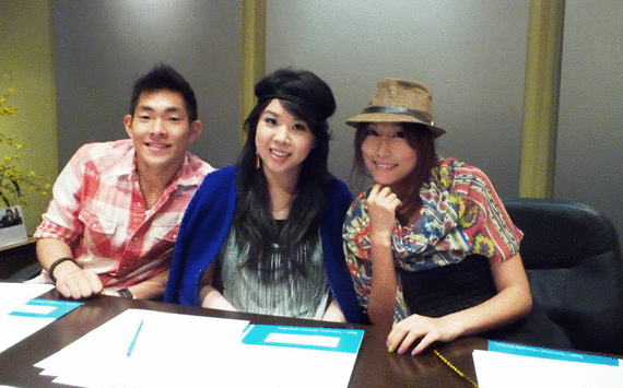 評判由左至右：Michael吳一峰（2010 Sunshine Nation我最喜愛Sunshine大獎得主）、節目主持阿愷及April。