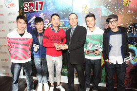 加拿大中文電台總裁李方(右三)送上SQ17水晶鋼琴紀念座及頒發「2011加拿大至HIT中文歌曲排行榜 - 全國推崇粵語組合」獎座給C AllStar及其經理人Alan Kan(左三)。