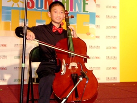 #4 Alex 游世遠（12 歲）表演大提琴和唱歌，音樂天份贏得評判的讚賞
