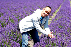 李大哥正向大家示範 the right way to smell lavender!