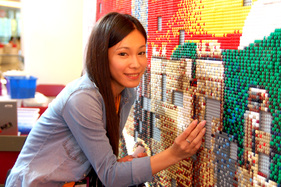 維港景色由幾百組1.5吋x1.5吋小方塊拼砌而成，而每塊小方塊再由36塊小LEGO砌成，那麼完成這個維港景色要動用數以萬計的LEGO...「條數好襟計！」