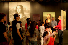 20呎巨型Mona Lisa畫像放在展館中央，左走走、右走走，她真的永遠向著我們微笑，神奇!