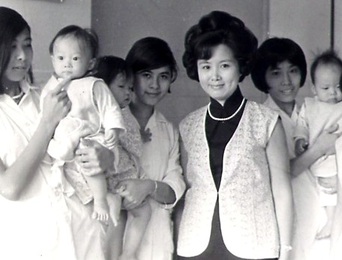 譚太和她托兒所的老師和小朋友