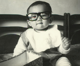 幼兒時喜歡拿著爸爸的眼鏡拍照，但其實劉沛龍很早就做了真正的四眼仔。