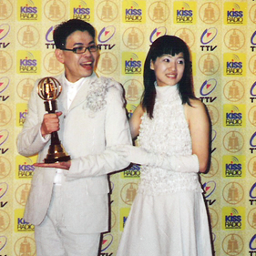 2001 年王介安榮獲「金鐘獎最佳流行音樂節目主持人獎」，和「星河夜語」的製作人謝家妮一同上台領獎。