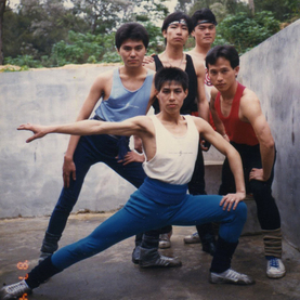 李方 & Dancers！前後左右四人是伴舞員，在正中央穿黑衣的李方才是勞軍表演的主角。