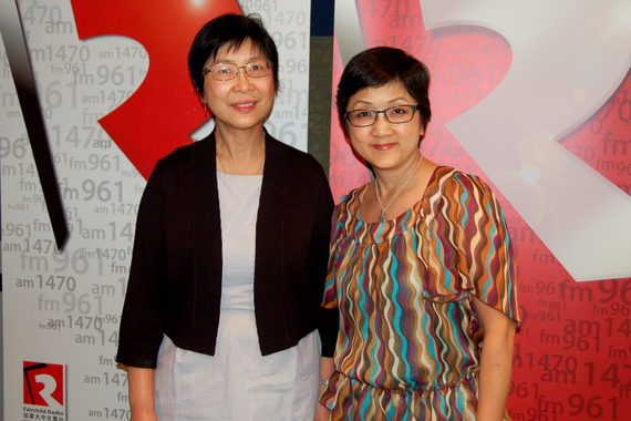 列治文公共圖書館的 Wendy Jang（左）和「偷閒加油站」主持 Celina（右）。