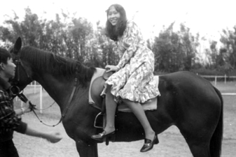 運動型的 Winnie 原來也有非常淑女的一面，連騎馬姿勢也斯文過人。