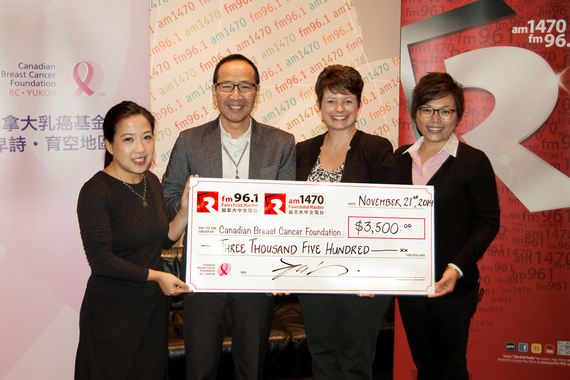 左起：加拿大中文電台宣傳總監何結群、加拿大中文電台總裁李方、加拿大乳癌基金會代表Jennifer Atkinson及劉柏嘉。