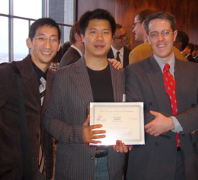 2007 年，在美國出席一個研討會時和獅子山學會的其中兩名創會成員合照。