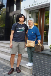 2011 年和父母去台灣，圖中可見 Michael 媽媽個子非常嬌小。