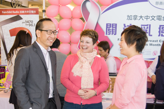 加拿大中文電台總裁李方（左）向加拿大乳癌基金會 Senior Manager, Community Partnership 的 Jennifer Atkinson （中）以及基金會代表劉柏嘉（右）講述今年 Pink Day 加拿大中文電台於全國三地（溫哥華、多倫多、卡加利）的活動內容。