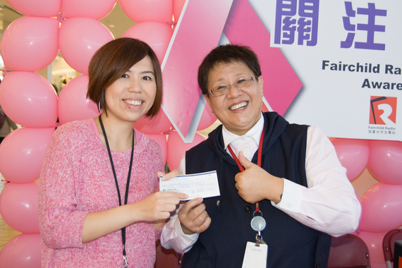 當天有位匿名善長，金筆一揮送上一張$1000 的支票給加拿大乳癌基金會，盧業瑂（右）和 Janice（左）代為接受，此名善長的愛心把 FR 粉紅兵團的士氣推向頂峰！