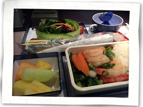 來回溫哥華台北都乘坐中華航空的豪華經濟艙，每餐膳食都無可挑剔。