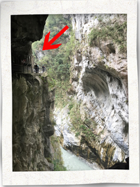 燕子口以大理石峭壁聞名，像圖中畢直的懸崖，人行步道只是在懸崖中開出一條窄窄的通道，感覺非常震撼。