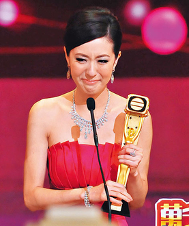 在 2010 年 TVB 的「萬千星輝賀台慶」中，唐詩詠獲頒「飛躍進步女藝員」，喜極而泣。