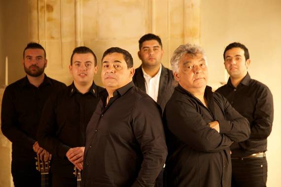 The Gipsy Kings 全體成員最高峰時接近 10 人，由兩大家族 Reyes 及 Baliardo 的男孩子組成，而兩大家族是表親，可以說是一屋自己人。現在有幾位成員專注於個人發展，但 Gipsy Kings 的中流砥柱始終是主音 Nicolas Reyes（前排右）和始創人兼結他手 Tonino Baliardo（前排左）。