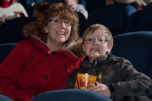 加拿大的 Cineplex 電影院每個月都為自閉症家庭舉行 sensory friendly screening。很多自閉症人士對聲音和光線敏感，所以 Cineplex 特別安排這些 「lights up, sound down」的放映會，大小朋友一律收小童票價。