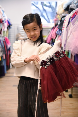 #7 Alexis Chan 陳凱盈是個非常 girly 的女孩，特別捐出一件漂亮的綴花裙子共襄善舉。Alexis 是今年 Little Sunshine 的「網上至 Like 大獎」得主，在 facebook 呼籲大家支持「寒衣送暖流」，肯定一呼百應。