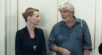 最佳外語片是德國電影《爸不得妳快樂 Toni Erdmann》，講述女強人的父親突來探訪，並問她「你幸福嗎？」父親後來更索性捏造一個叫 Toni Erdmann 的奇人來打亂女兒的人生，好讓她找尋新方向。