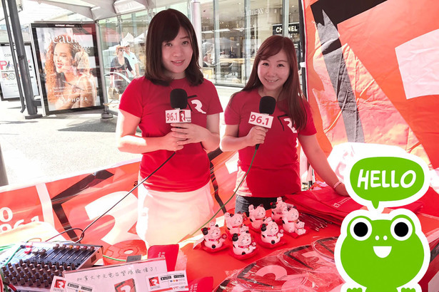 「除了打歌和玩遊戲，我們還每小時做現場直播，呼籲多些聽眾來台灣文化節，跟我們說聲 HELLO！」