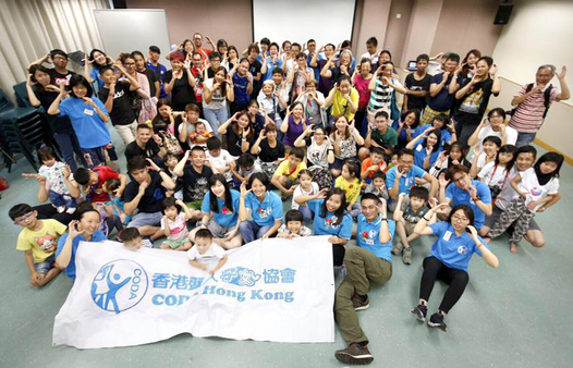 香港聾人子女協會於 2013 年成立，由 Cindy 個人的經歷和願望開始，現在已凝聚成一股力量，幫助聾人家庭的每個成員。