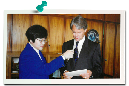 1993 年，溫哥華中文電台的啟播是城中盛事，當時的溫哥華市長 Gordon Campbell 隆重其事親自錄製賀詞，祝賀電台大展宏圖。凱倫跑到省長辦公室錄下歷史性的一刻。