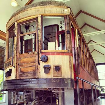 Steveston 的 Interurban Tram 是一列有 106 年歷史的古董電車，編號為 1220，不久前才成功修復並公開展覽，現在它所處的建築物，就是為了這部列車而量身定造的。