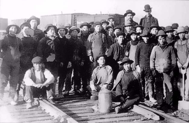 參與修築加拿大太平洋鐵路的華工（1909 年）。（廣東省博物館文物）