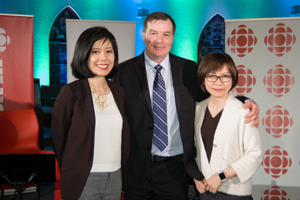 （左起）CBC Vancouver 的新聞節目主持 Michelle Eliot、Stephen Quinn，以及加拿大中文電台新聞總監李潔芝。