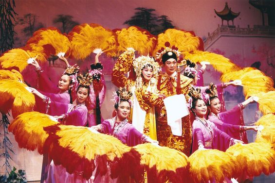 Hoho 是大戲迷，經常為粵劇演出擔任司儀，但親自粉墨登場還請來十多位粵劇同好在台上表演，則是僅此一次。