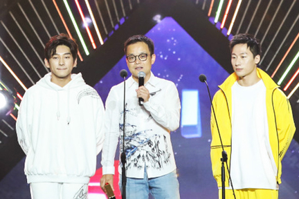 節目導演陸偉攜節目嘉賓韓宇和亮亮登台領獎。