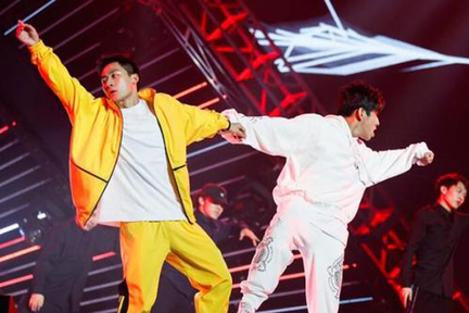 除了領獎，韓宇和亮亮還在盛典現場帶來合體表演《就是這麼燃》，用街舞的魅力征服舞台，燃爆全場。