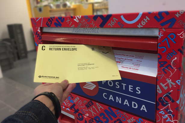 (8) 由於加拿大郵政局現正進行輪流罷工行動，而 Elections BC 又必須於 11 月 30 日下午 4:30pm 前收到選票（逾時作廢），所以請大家盡快把內有選票的黃色信封帶到附近的郵箱投寄（無需貼上郵票）。
