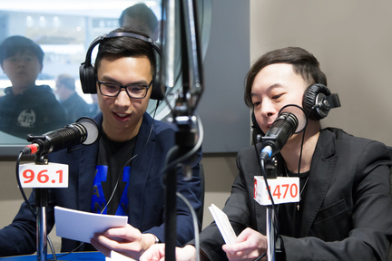 兩位 Radio Idol 大師兄 BChiu (左) 和 Reijen (右) 除了擔任比賽的司儀，咪後亦不時說說笑笑，以緩和比賽緊張的氣氛。