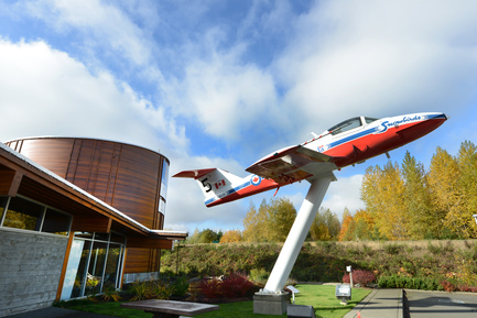 Comox 旅客中心外擺放著隻 Snowbird 花式表演噴射機。