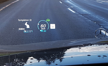 投射式儀錶盤將行車資料投射於擋風玻璃底部，駕車者無須轉移視線，眼望前方就能一目了然。