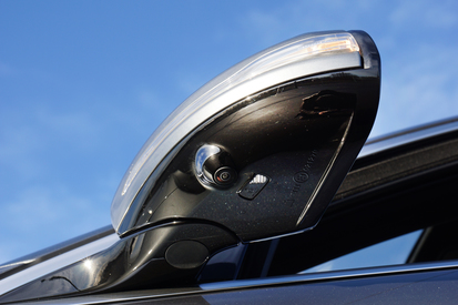 體積極細的相機、感應器和照明燈都設於車外後鏡的底部。