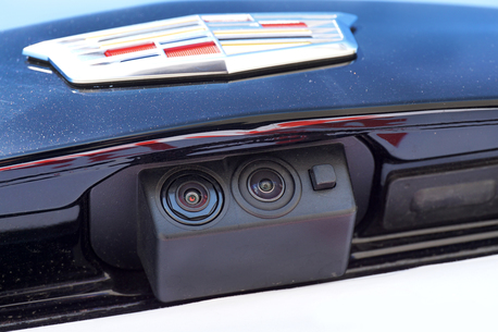 Rear Camera Mirror 的原理是在車後設置多部後望廣角鏡相機，以 live video streaming 來全面觀察車後景物。
